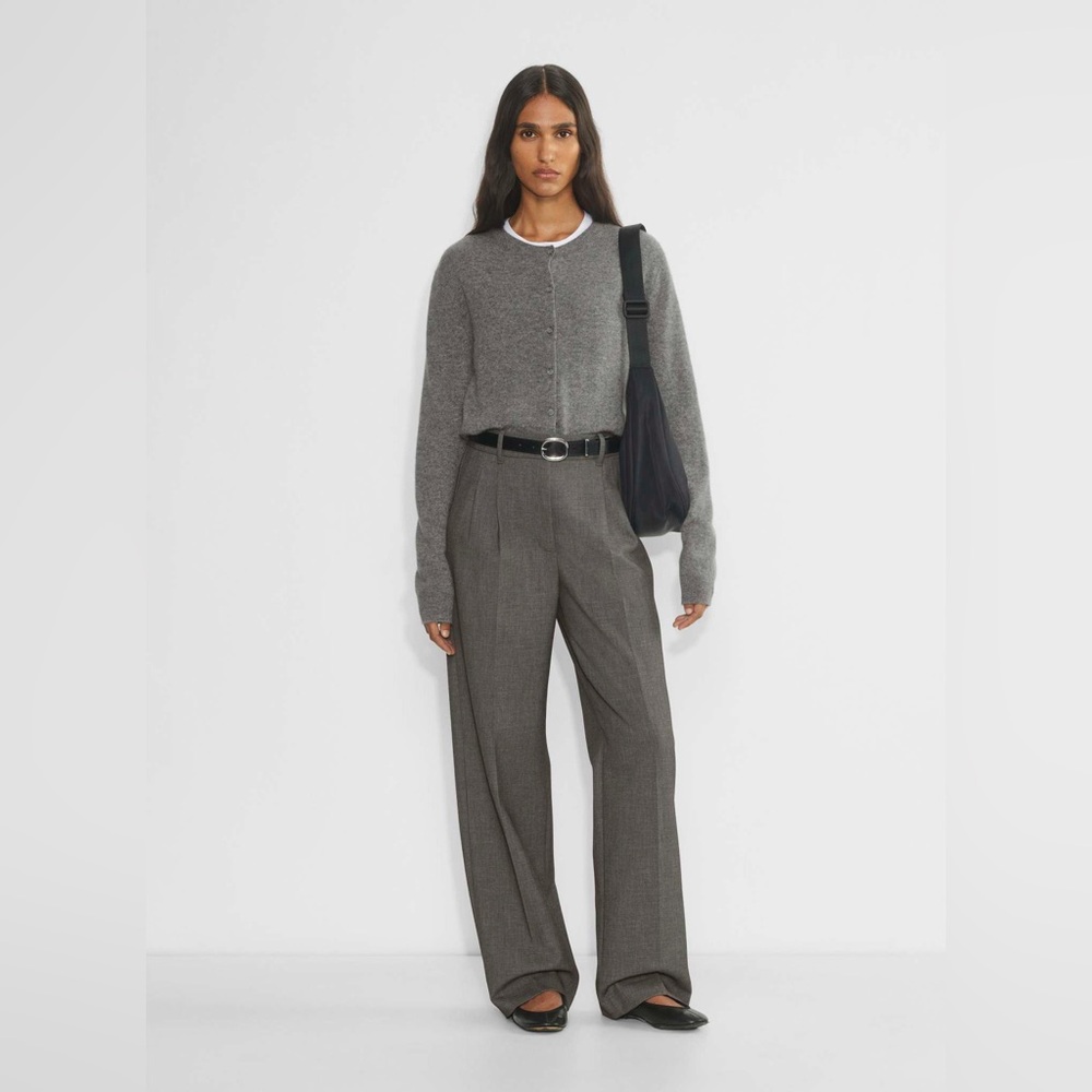 ISO 🚨 Aritzia Effortless Pant (Re)essential Pant Size 2